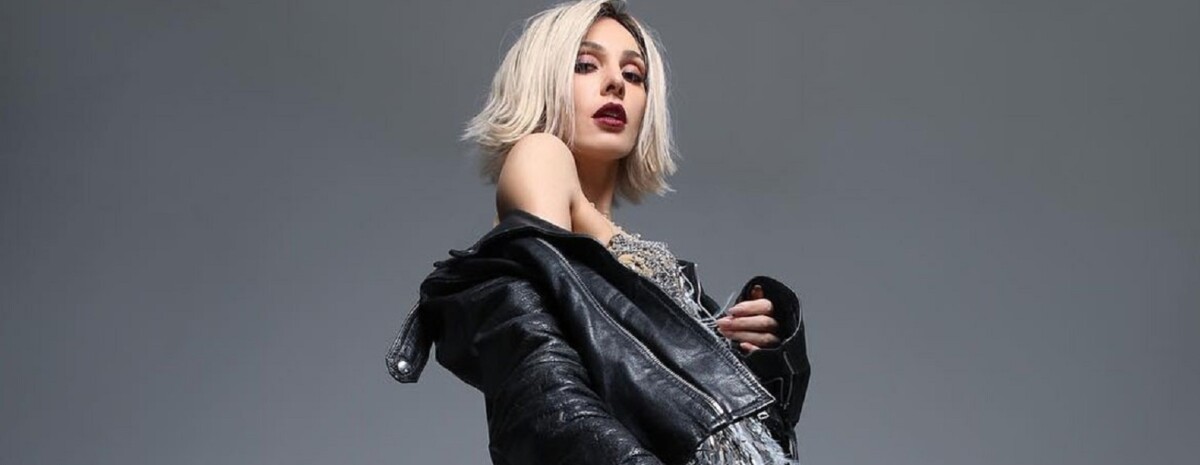 Τάμτα Live που τραγουδάει εμφανίζεται