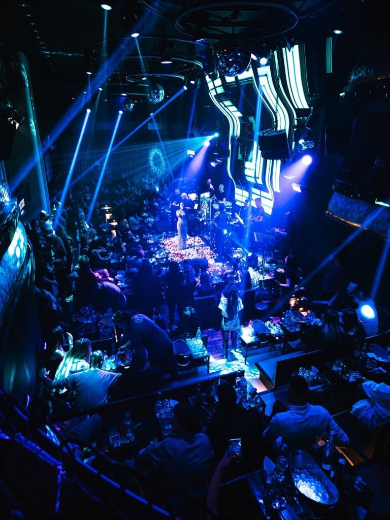 581411376_18296953528285144_7853434032835013599_n-768x1024 Μάκης Δημάκης Βίλυ Ραζή Θεσσαλονίκη Ensayar 2026